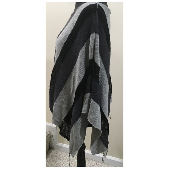 CHIC VERTICAL STRIPPED FRINGED PONCHO - BLACK & GREY - Picture 11 of 13